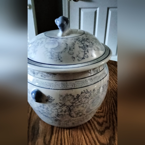 Vintage Chinese Porcelain Covered Jar with Foo Dog Finial So Beautiful - Picture 3 of 10